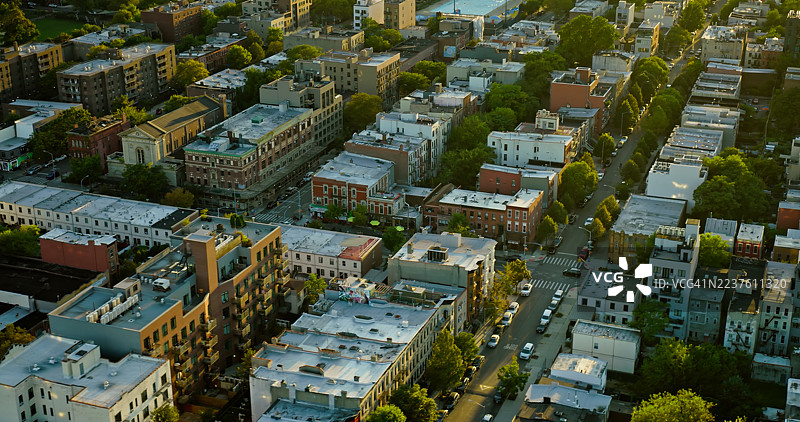 日落时分布鲁克林贝德福德-斯图伊文森特区住宅楼航拍图图片素材