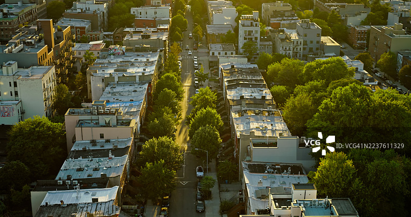 无人机视角拍摄的日落时分的贝德福德-斯图伊维森特街区建筑与街道图片素材
