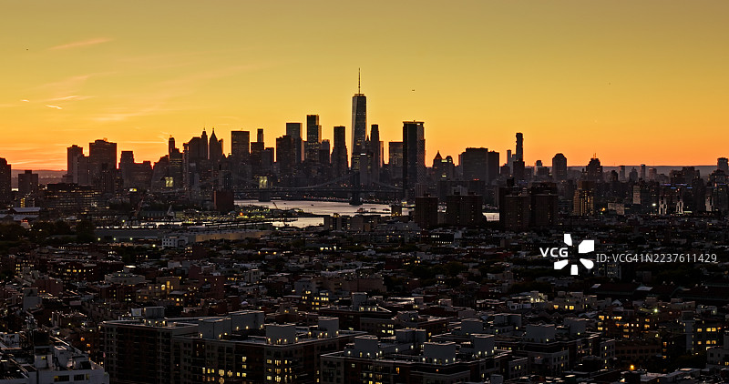 从布鲁克林拍摄的纽约曼哈顿下城黄昏鸟瞰图图片素材