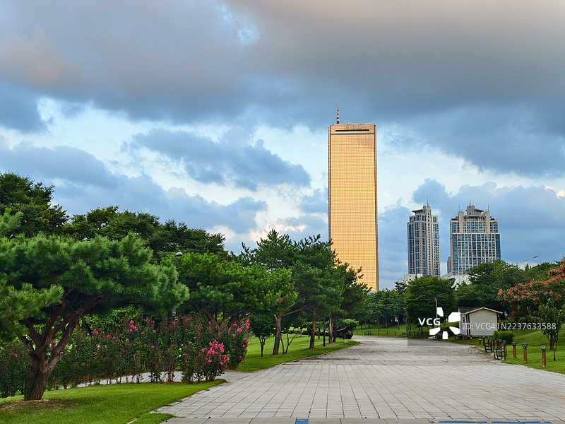 在韩国首尔汝矣岛汉江公园拍摄的手机照片，背景为63大厦图片素材