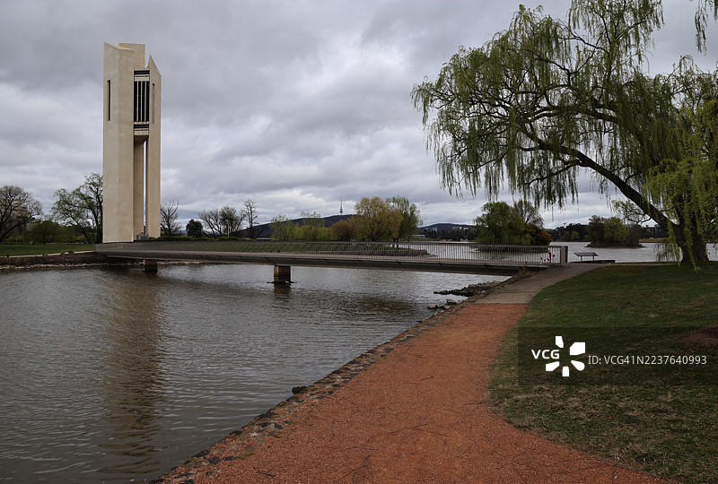 位于澳大利亚首都堪培拉伯利·格里芬湖伊丽莎白女王二世岛（前身为艾斯彭岛）上的国家钟楼图片素材