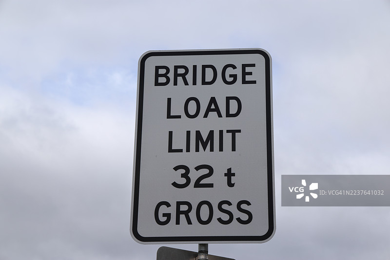 交通警示牌，标明“桥梁载重限制 32吨（总重）”图片素材