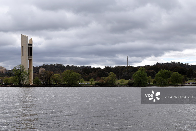 澳大利亚首都堪培拉，格里芬湖和国家音乐钟楼位于伊丽莎白二世女王岛（前身为艾斯彭岛）上图片素材