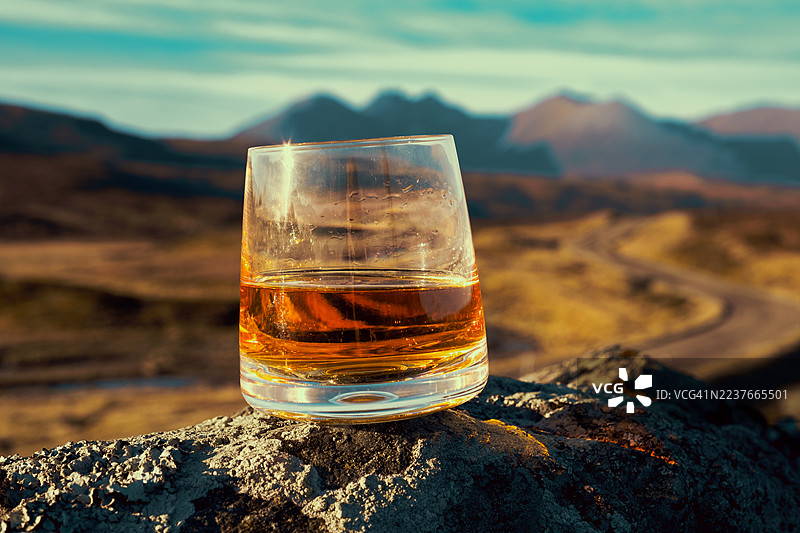 岩石上的苏格兰威士忌，绝妙的景色图片素材