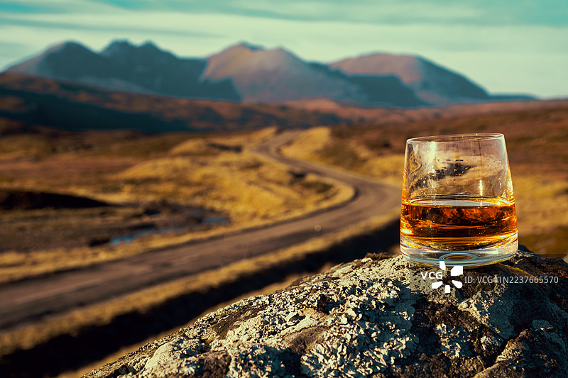 岩石上的苏格兰威士忌，绝妙的景色图片素材