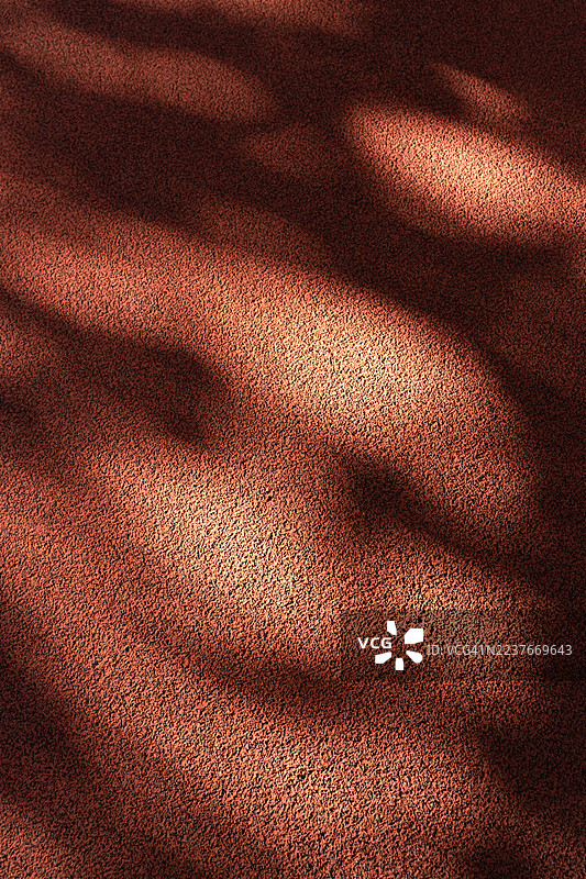 带有阴影和光线图案的纹理墙面，形成抽象背景图片素材