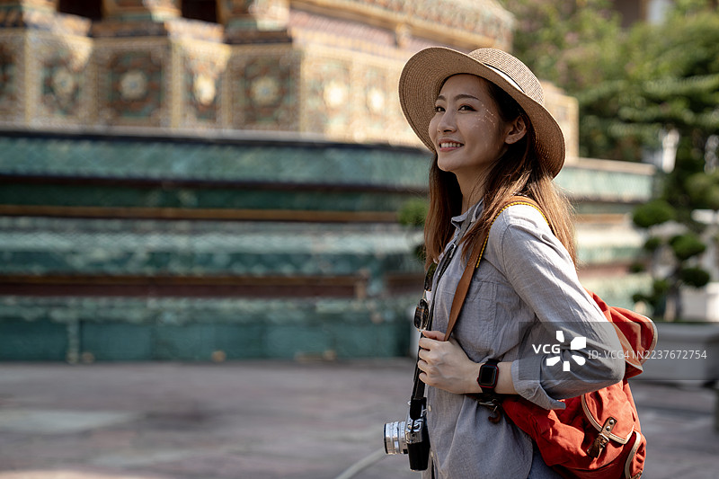 年轻女子参观泰国曼谷的卧佛寺图片素材