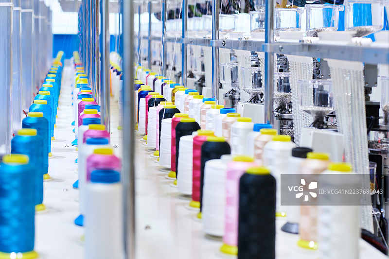 纺织机械上的多色系列纱线图片素材