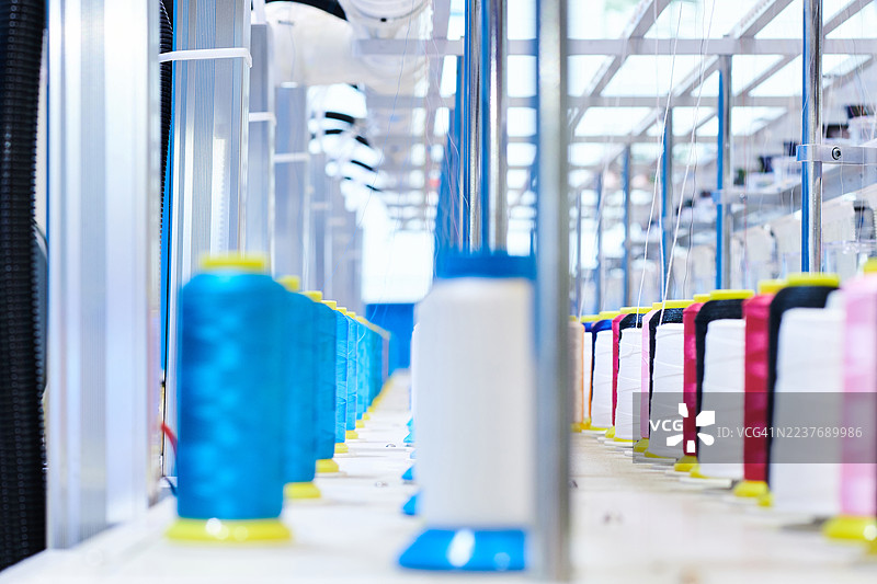 纺织机械上的多色系列纱线图片素材