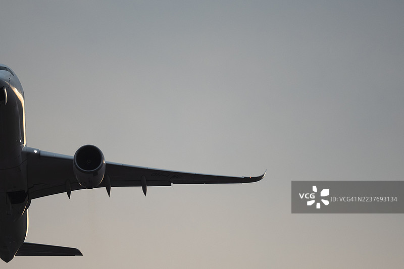 飞机起飞的一半图片素材