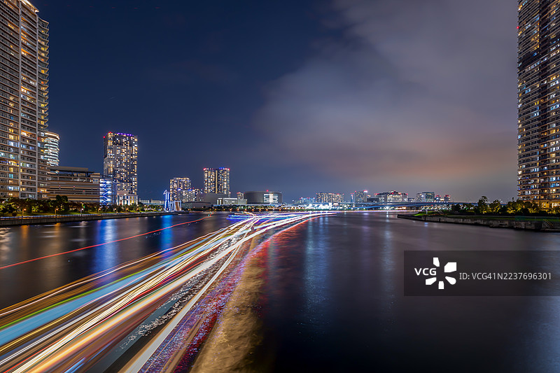 夜幕下的东京海滨城市天际线。图片素材