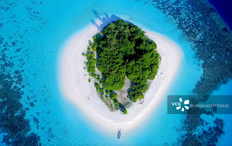 空中鸟瞰沙漠岛屿。图片素材