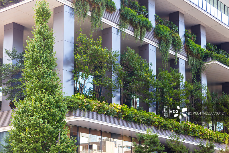 东京高楼林立的城市天际线，点缀着绿意。图片素材