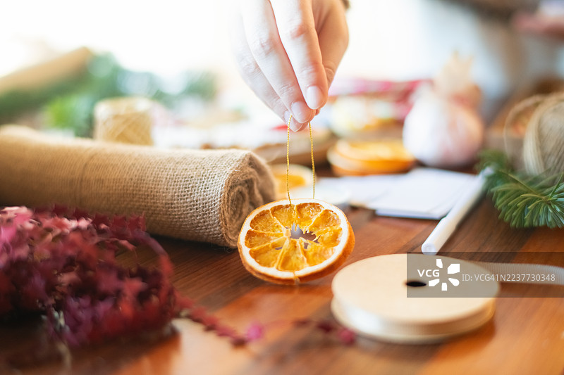 年轻女性在准备圣诞礼物图片素材