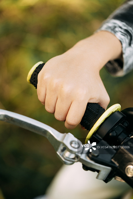 儿童手握摩托车车把和刹车杆图片素材