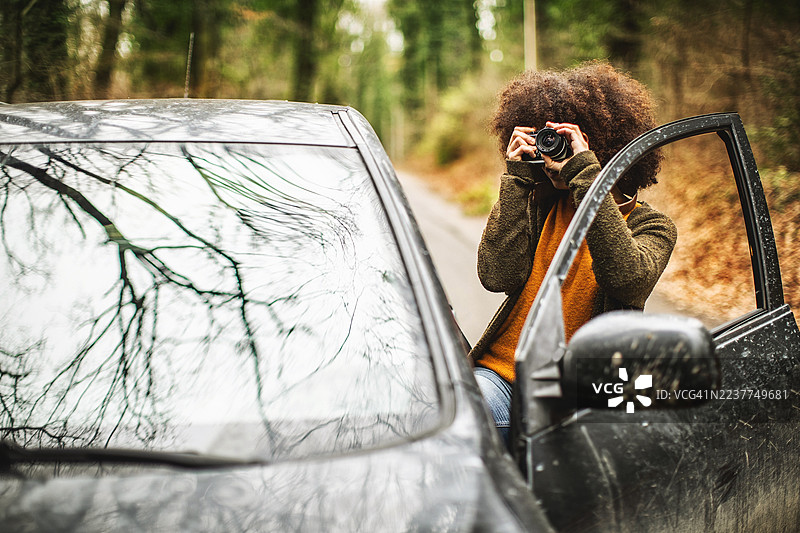 林中年轻女摄影师的秋季肖像图片素材