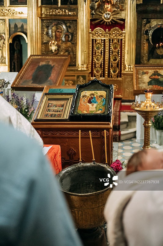 东正教洗礼仪式，包含圣像和水盆图片素材