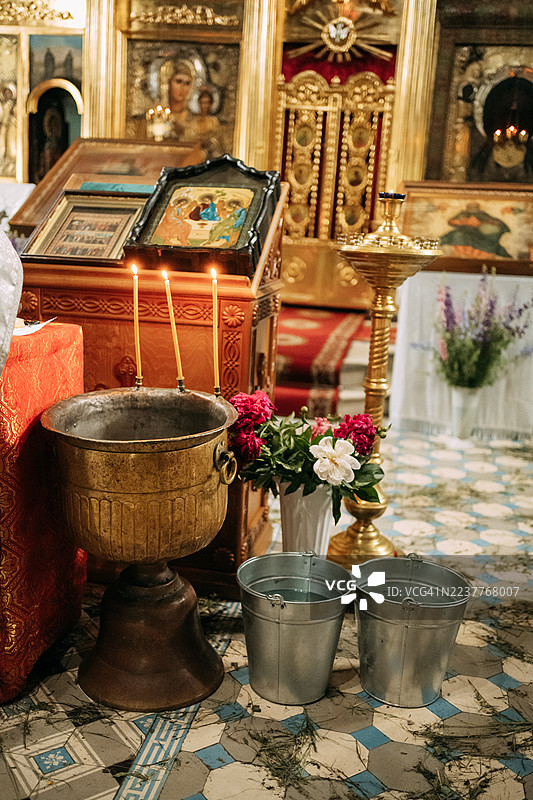 东正教洗礼仪式，有圣水盆、蜡烛和圣像图片素材