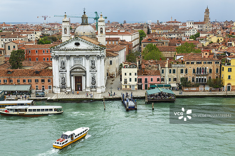 从高处俯瞰意大利威尼斯的圣玛丽亚·德尔·罗萨里奥教堂。图片素材