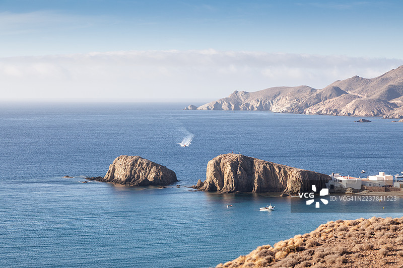 地中海沿岸美丽的白色村庄，位于阿尔梅里亚省的卡沃德加塔的伊斯莱塔德尔莫罗。图片素材