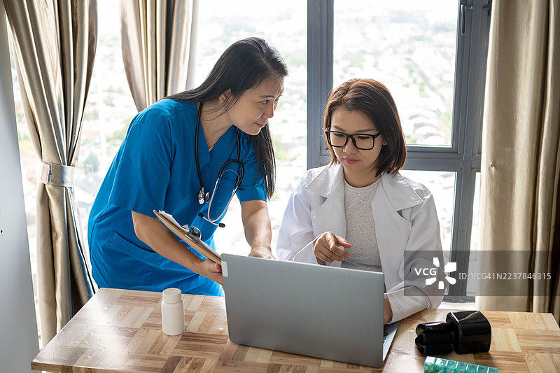 共同理解：医生与患者的讨论图片素材