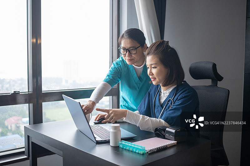 医生们正在讨论病人的健康状况图片素材