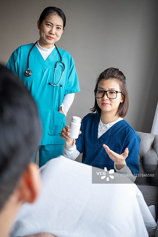 专业支持：医生解读健康报告图片素材