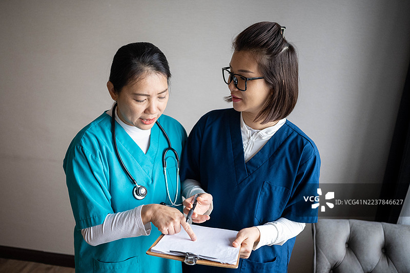 医生正在查看患者的病历图片素材