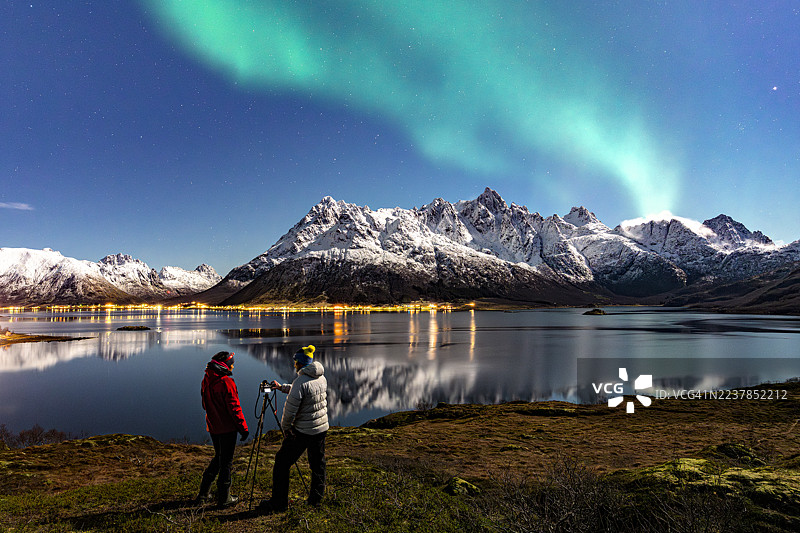 摄影师们正在观看北极光图片素材