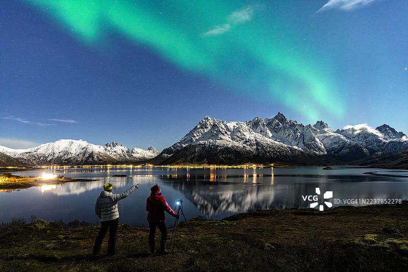 摄影师们观看北极光图片素材