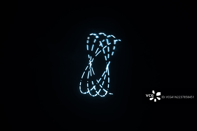 激光灯发出的辉光万花筒图案——由完美的几何曲线和圆圈组成的复杂网络。图片素材