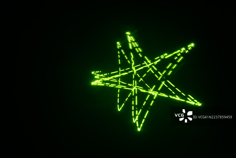 激光灯发出的辉光万花筒图案——由完美几何曲线和循环组成的复杂网络。图片素材