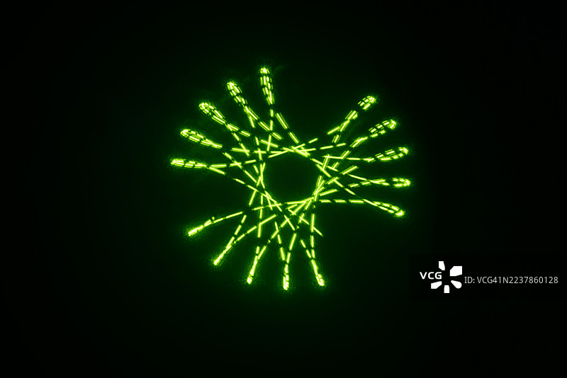 激光灯发出的辉光万花筒图案——由完美的几何曲线和圆圈组成的复杂网络。图片素材