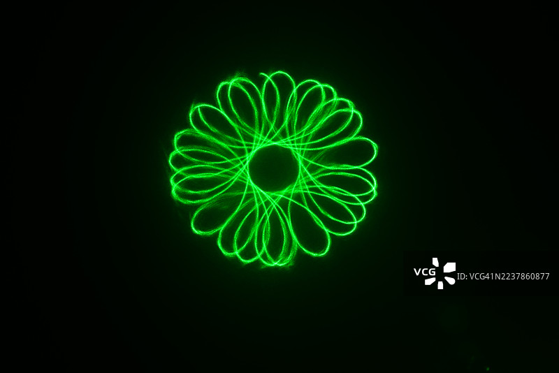 激光灯发光的滴答图图案——由完美几何曲线和循环组成的复杂网络。图片素材