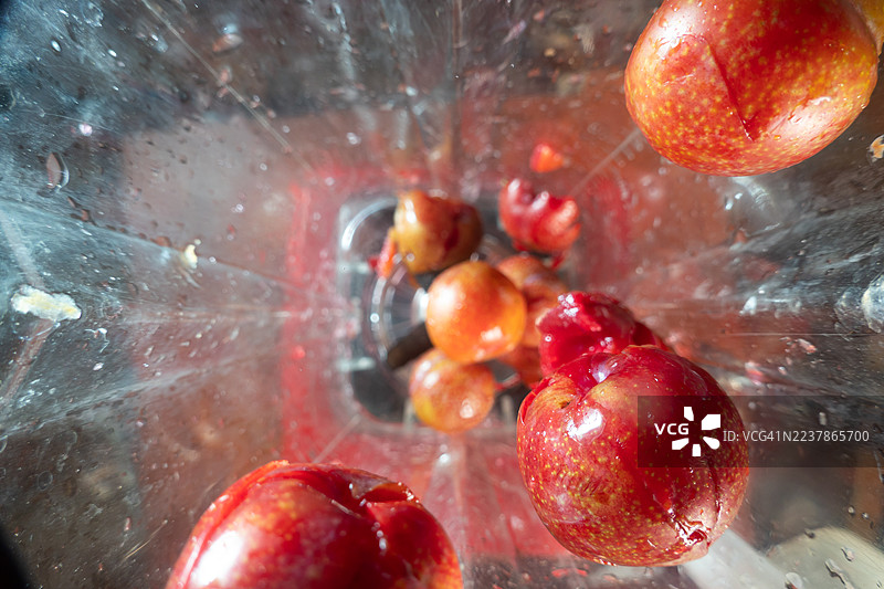 红李子的碎片在空中被捕捉到，碎裂成无数旋转的碎片图片素材