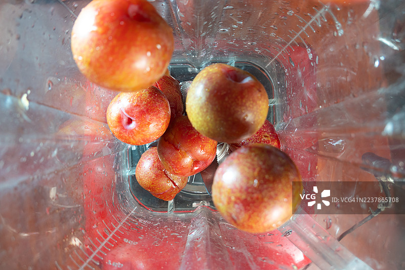 红李子块在空中被截住，碎成无数飞旋的碎片图片素材