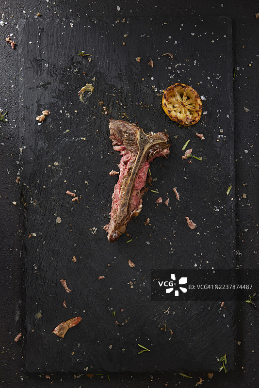烤至五分熟的无骨肋眼牛排配虾图片素材