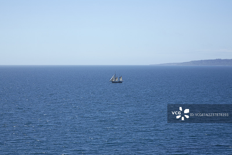 多塞特海岸外的海上帆船图片素材
