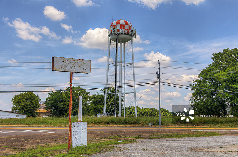 美国51号公路上的格子水塔图片素材