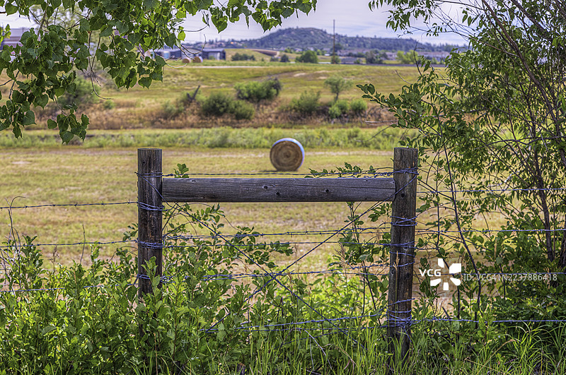 质朴的栅栏和风景田野景色图片素材