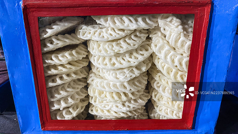 以淀粉为主，常以鱼、海鲜（虾、鱿鱼）、洋葱、辣椒调味，经过油炸制成的美味零食，可作为小吃或配菜食用。图片素材