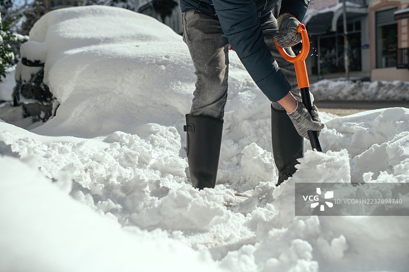 大雪过后，男人在清洗他的汽车图片素材