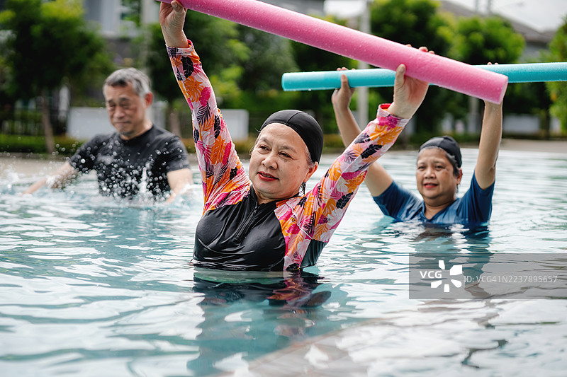 老年人在泳池中进行水疗锻炼图片素材