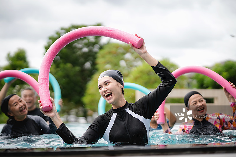 老年人在泳池中进行水疗锻炼图片素材