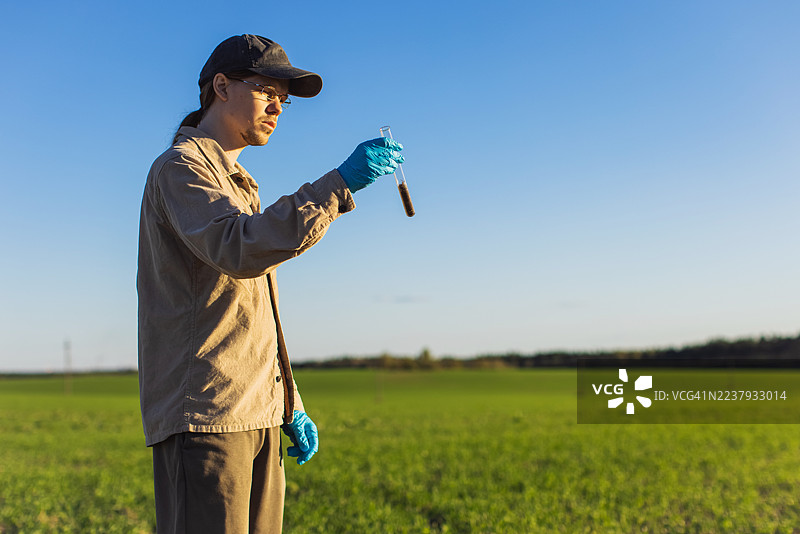 农学家在试管中采集田地的土壤样本。土壤分析图片素材