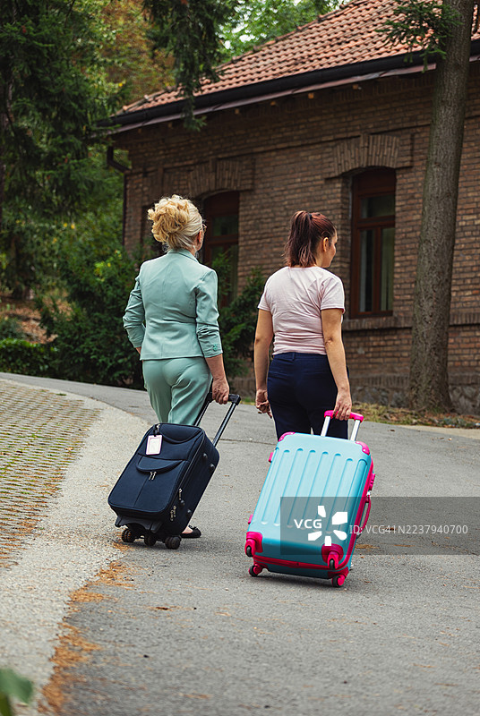 两位商务女性旅行者抵达酒店图片素材