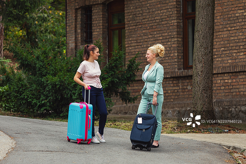 两位职业女性正在等待交通工具图片素材