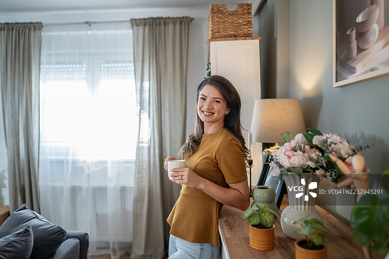 女人在家放松，享受咖啡时光图片素材