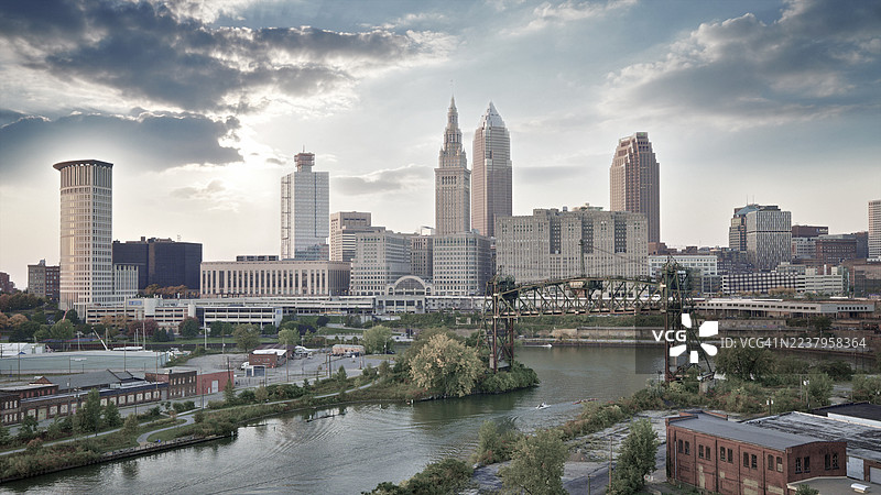 宁静的晚霞洒在克利夫兰的天际线上，映照着企业高楼和河畔风光。美国俄亥俄州克利夫兰。图片素材