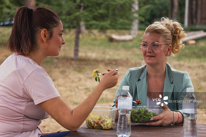 两位职业女性在户外午休图片素材